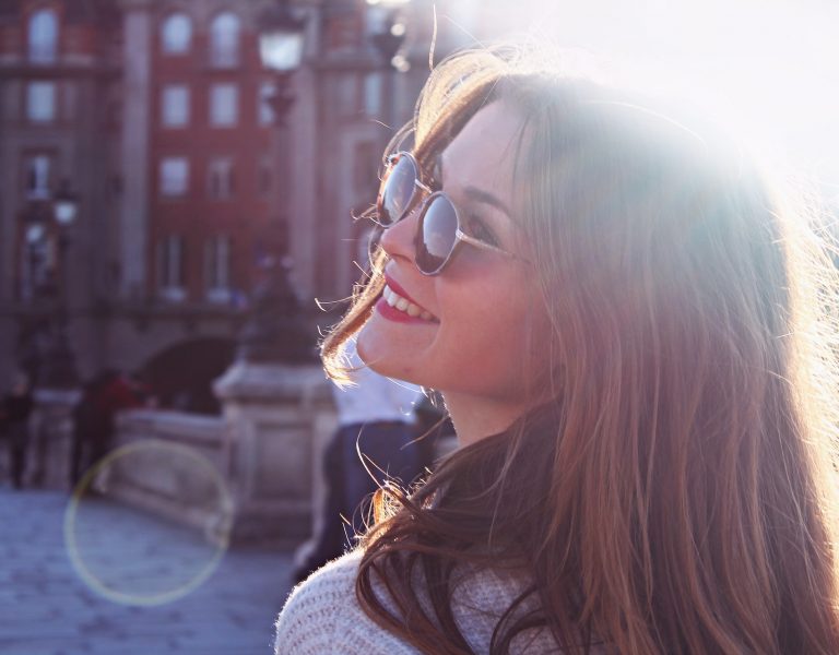 רובנו מאמינים כי ניגודים נמשכים אחד לשני.
זה נכון עבור מגנטים, אך כאשר מדובר ברוח, ההפך הוא הנכון: דומה מושך דומה.

במילים פשוטות יותר, המידע אשר נמצא במוח מנהל אותנו בלי שאנחנו יודעים את זה.